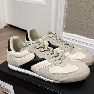 Nicole Miller low top sneaker